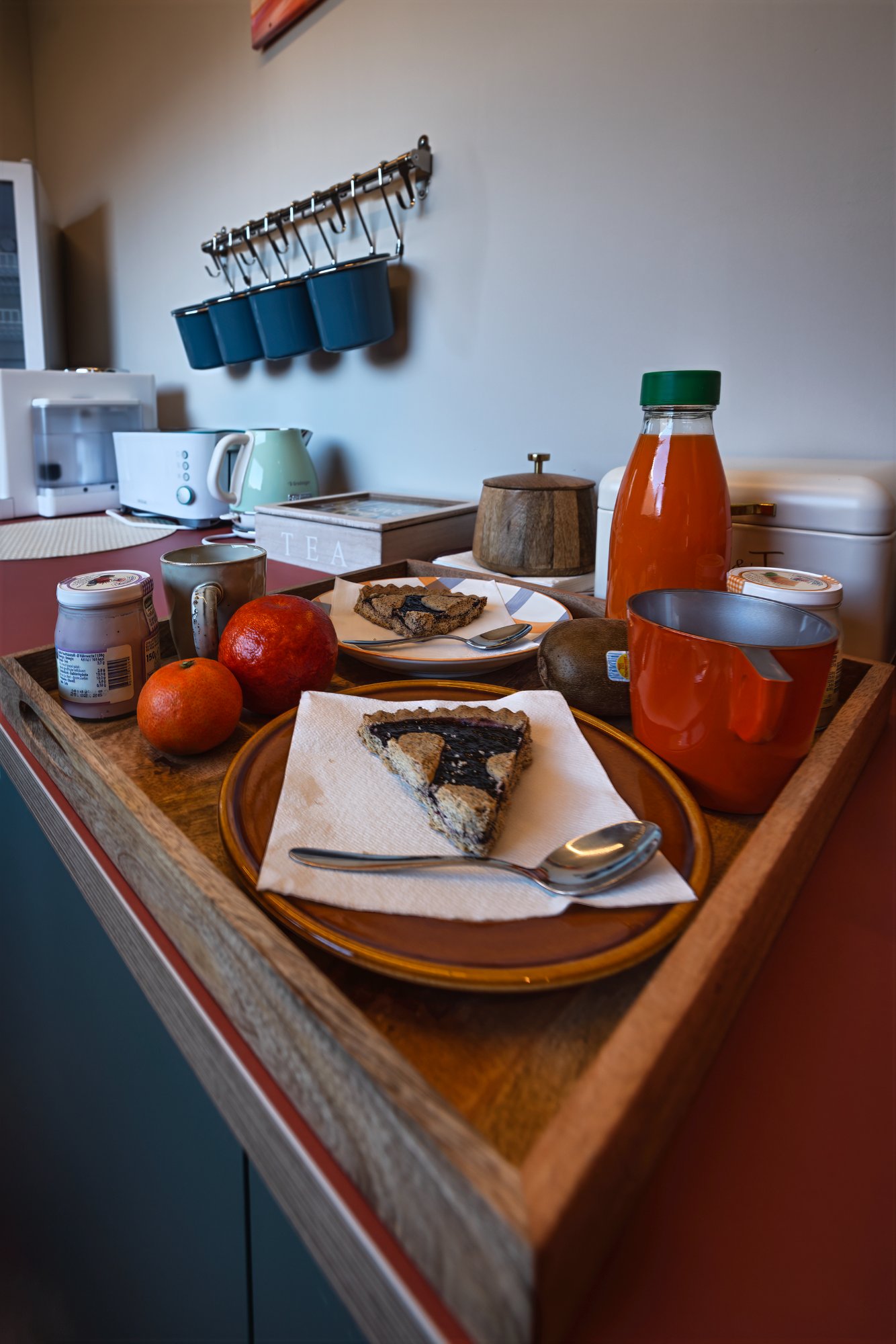 Colazione crostata e frutta fresca