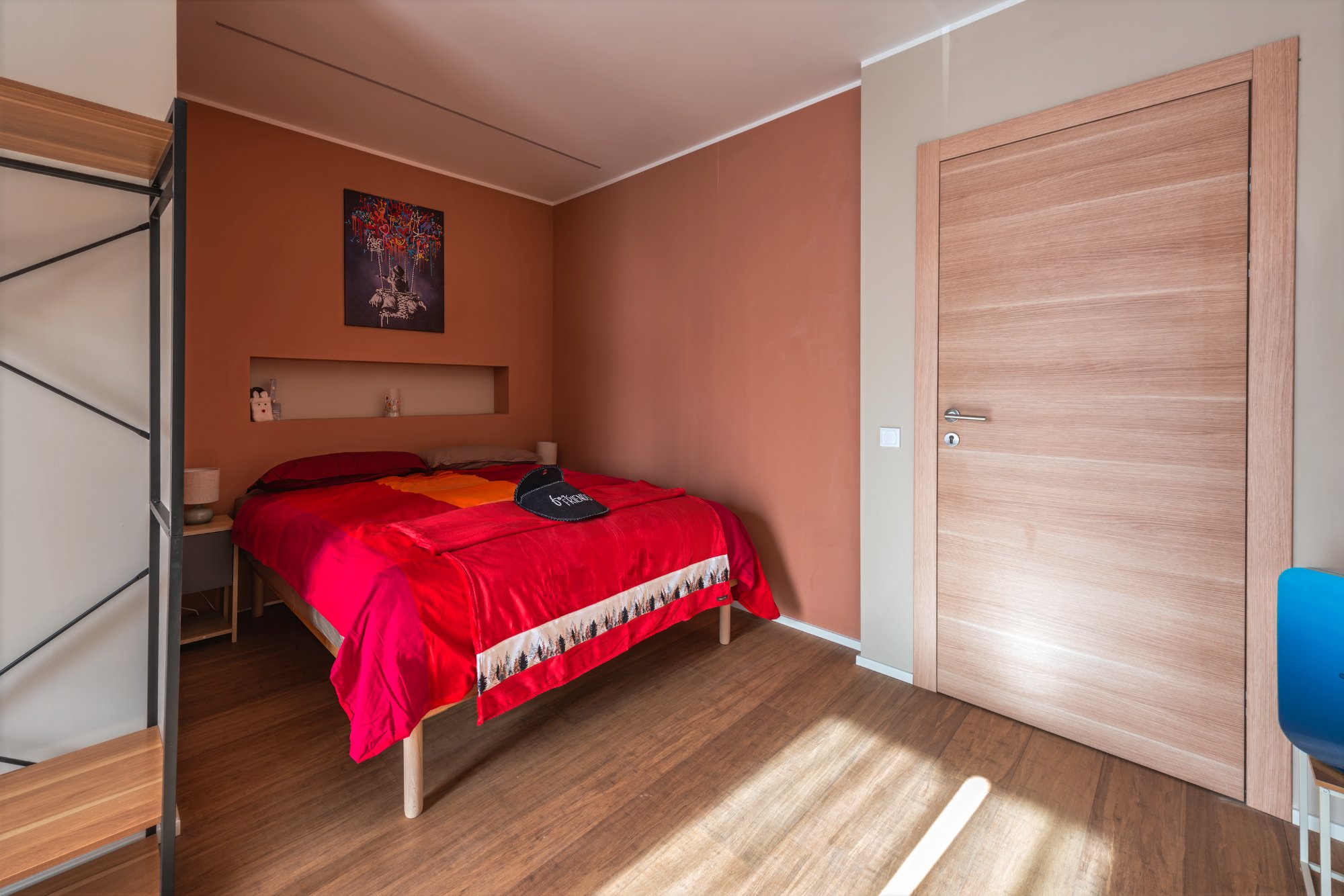 Camera Deluxe 3 — letto rosso terracotta