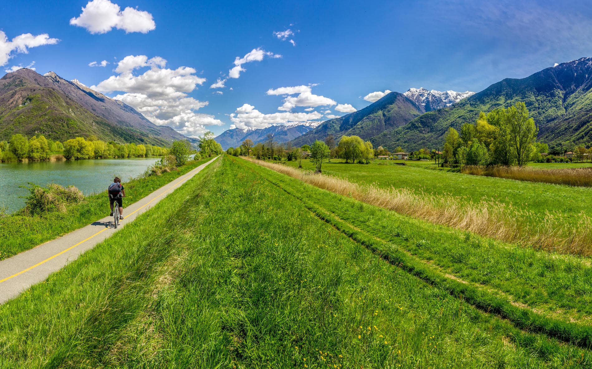 Ciclisti sul Sentiero Valtellina — 114km lungo il fiume Adda